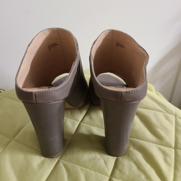Saks Fifth Avenue Gray Mules Clogs Heels 8.5 - Picture 5 of 8